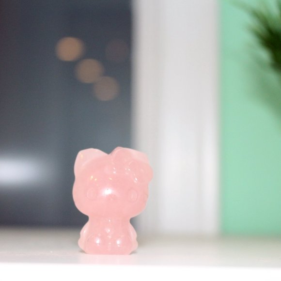Hello Kitty Rose Quartz Hand Carved Natural Stone Figure - Picture 4 of 8